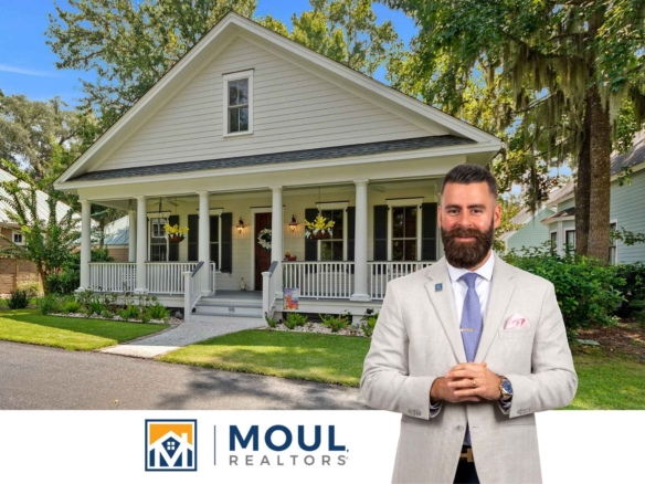 98 Ponvert - Agent in Front of Property