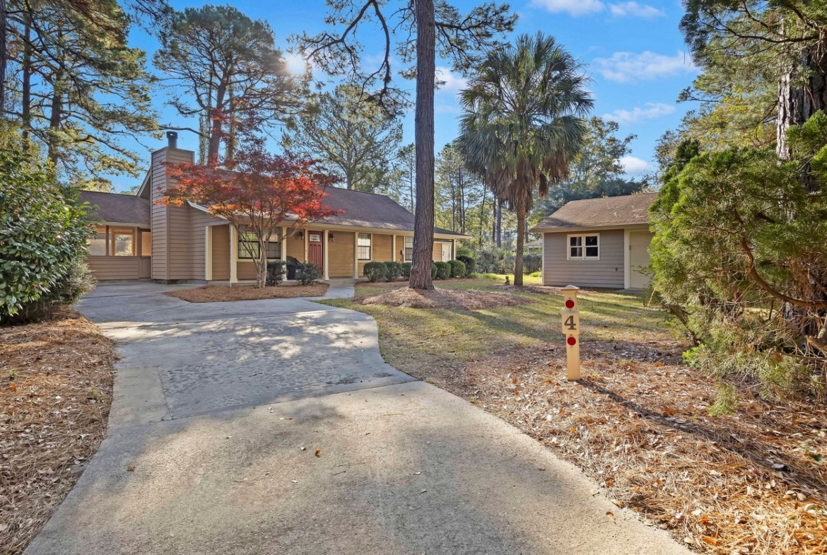 4 Lotus Court - front of property