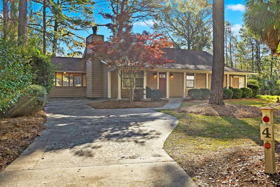 4 Lotus Court - front of property