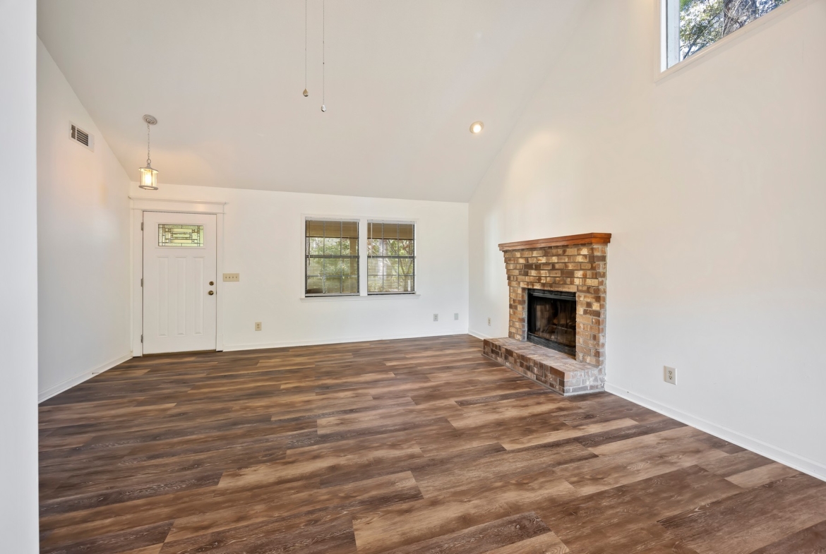 4 Lotus Ct - Living Room