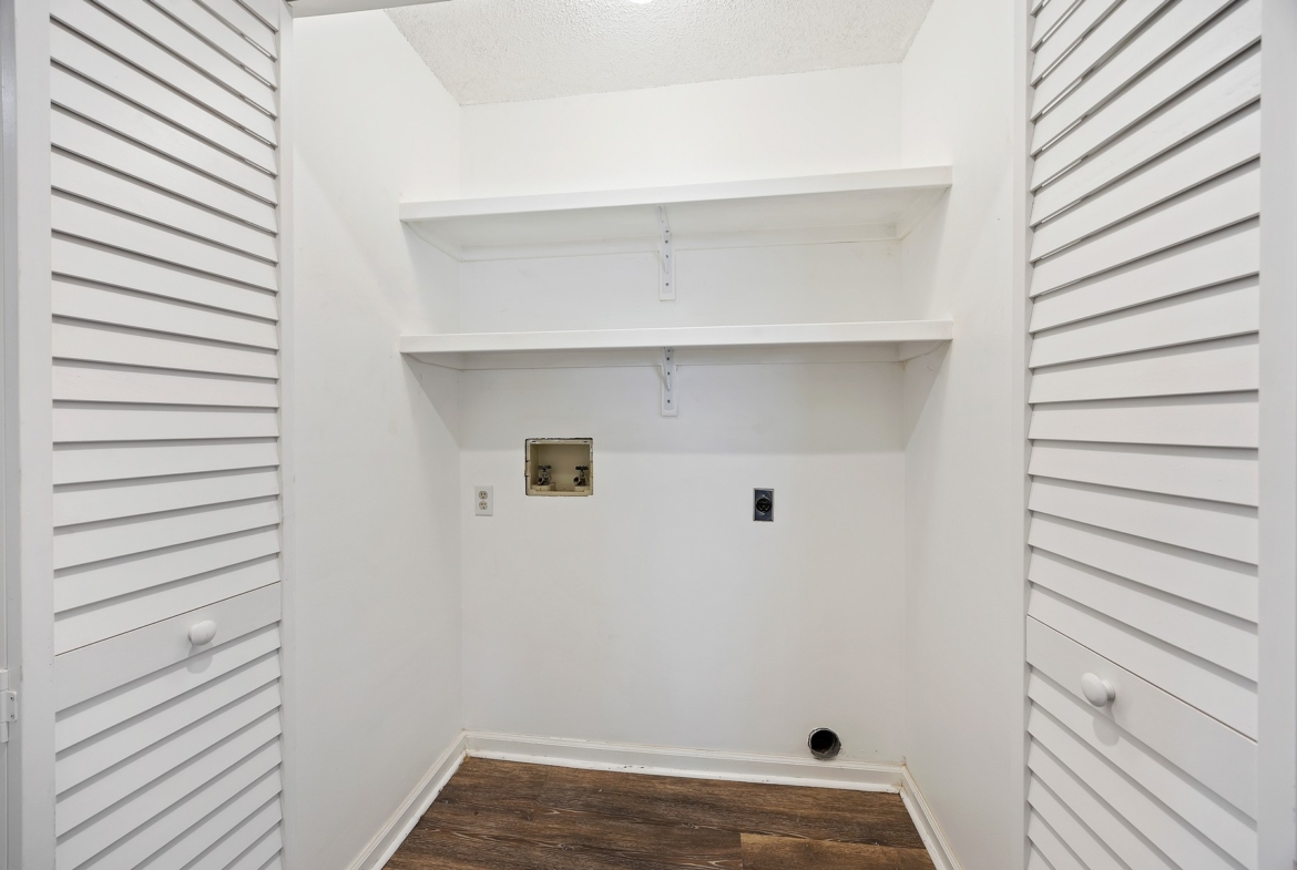 4 Lotus Ct - Washer / Dryer Hook ups