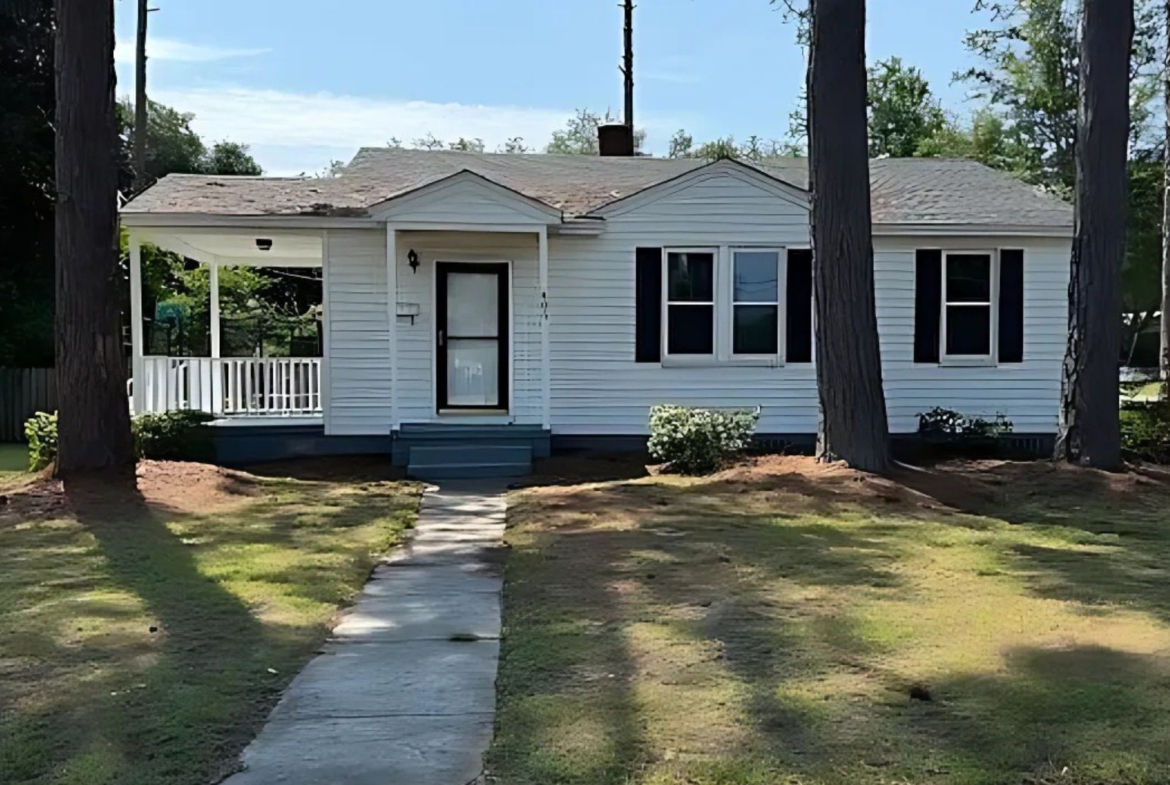 405 Shaw Dr - Front of property