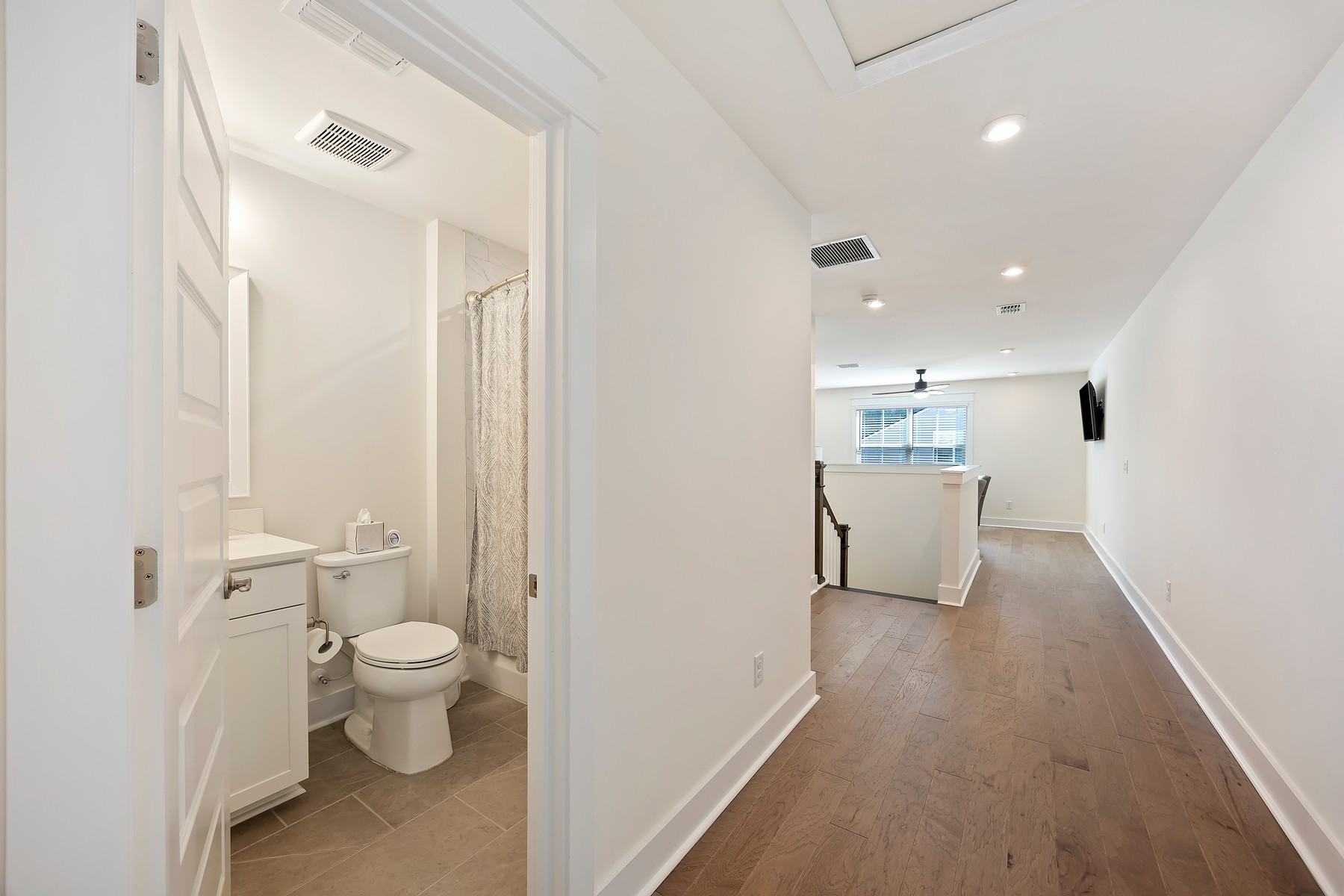 120 Carolina Oaks - upstairs hall bathroom