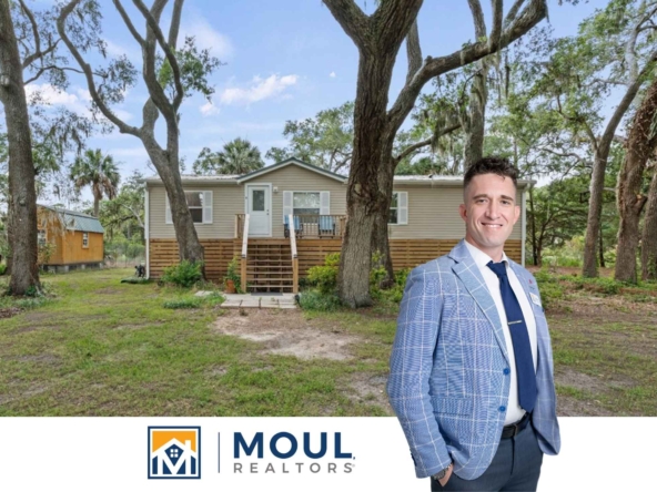 4 View Point Cir - Agent in front of property