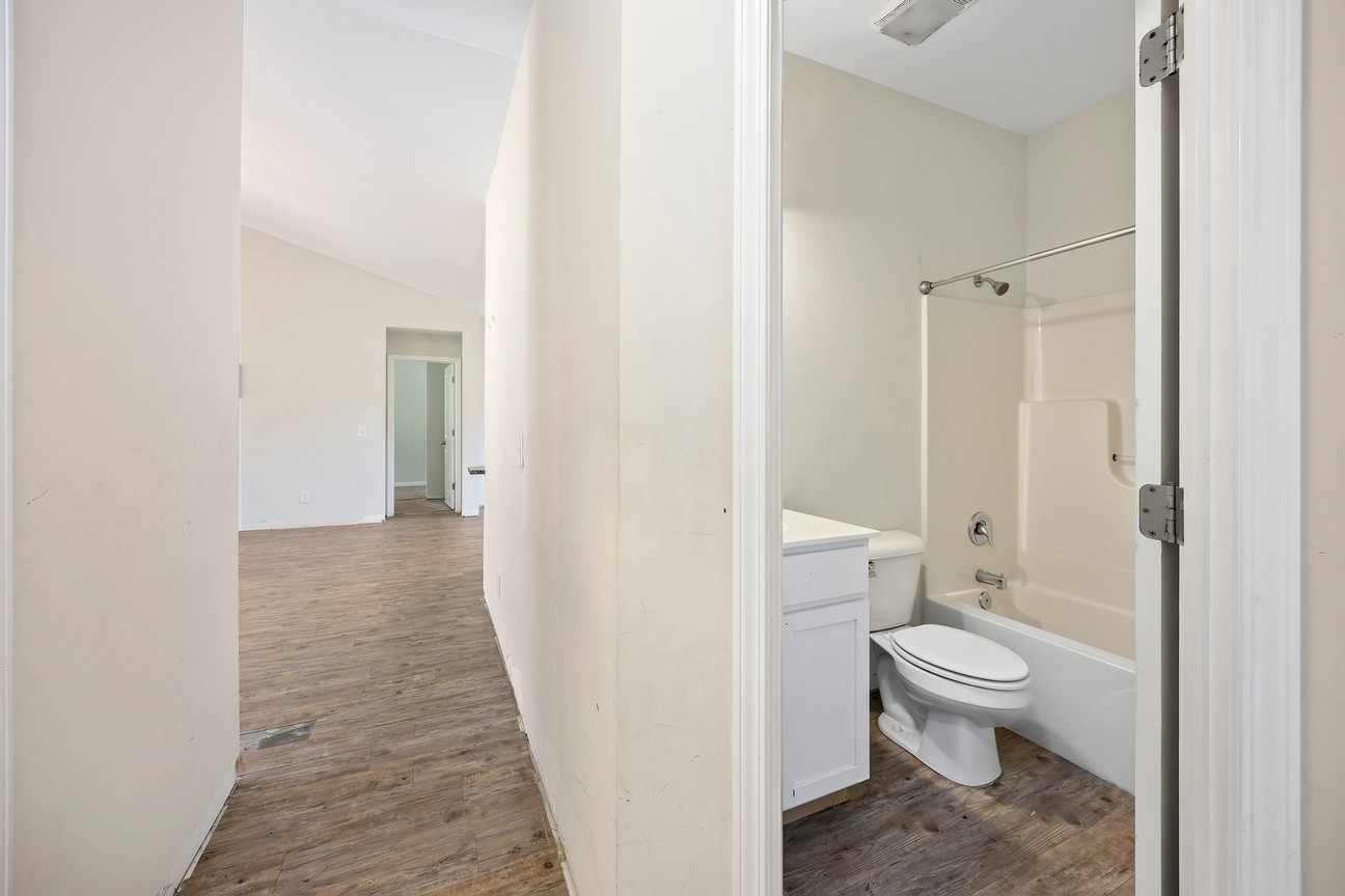 24 Sand Live Oak - hall bathroom