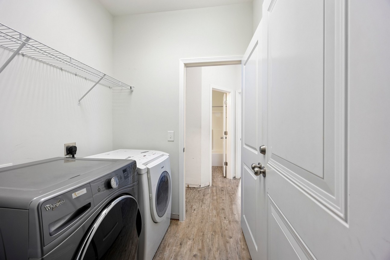 24 Sand Live Oak - laundry room